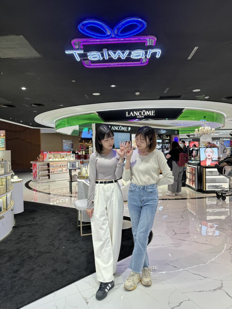在桃園國際機場的十大拍照打卡點擺出不限於手勢、肢體或其他的「TW」美照，就有機會抽到日本東京雙人來回機票。（昇恆昌免稅商店提供）_