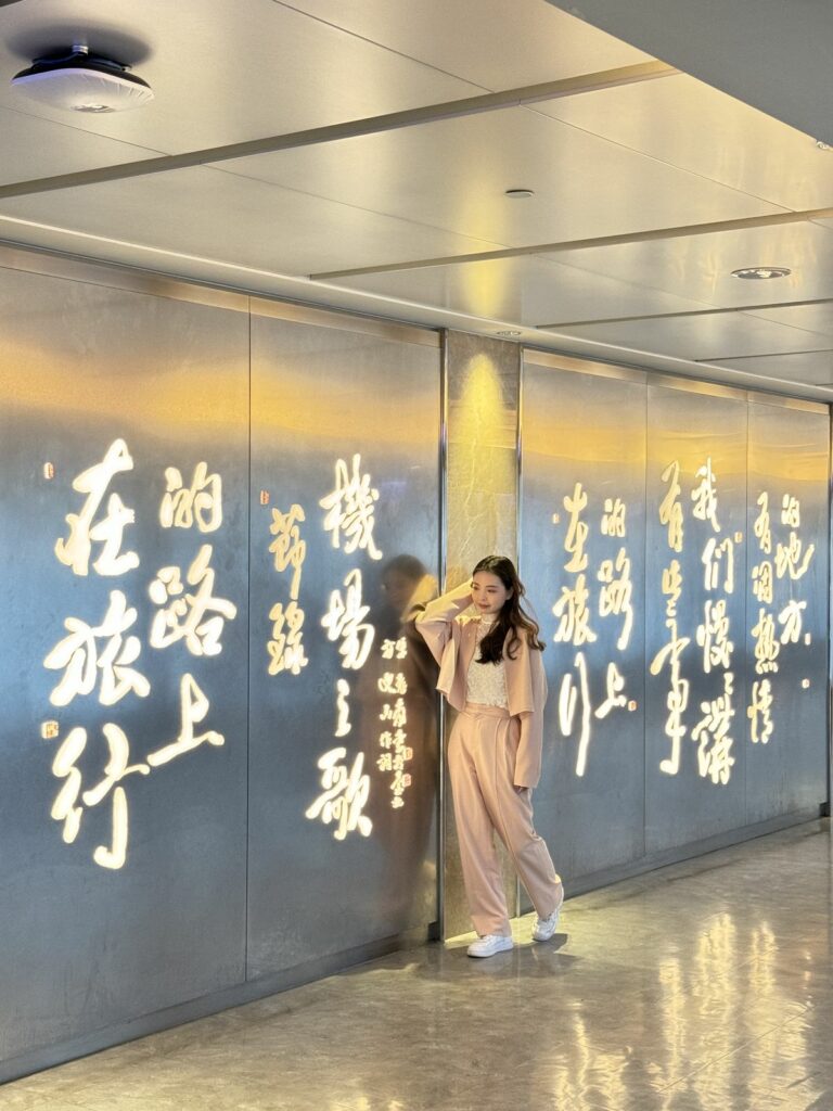 桃園國際機場第一航廈Ａ、Ｂ區都有的文學之牆，寫著斗大的在旅行的路上、台灣，是最代表台灣文化與旅行祝福的必拍景點（昇恆昌免稅商店提供）_