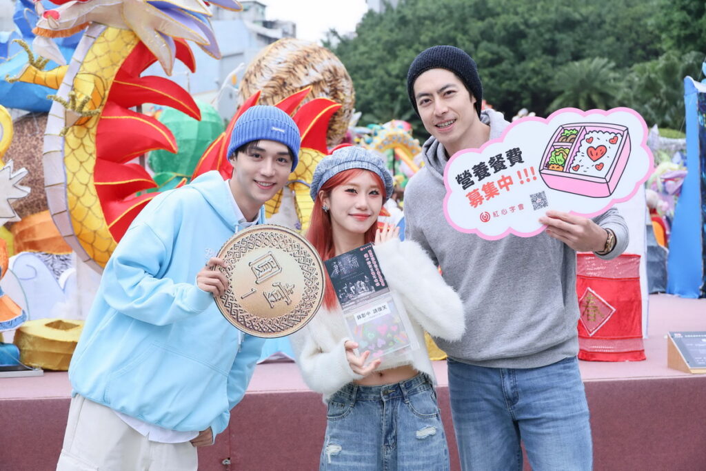 左起演員石承泫、導演筠婷、陳佑俊，一起為舞台劇宣傳，出席做公益。