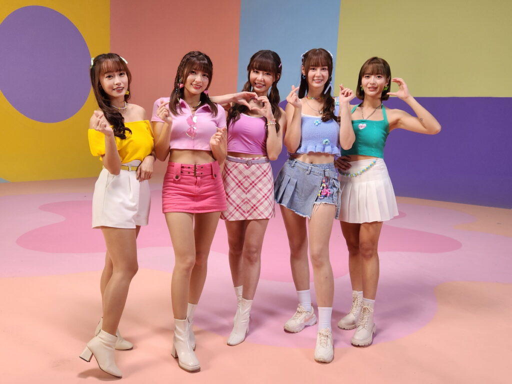 (由左至右)啦啦隊女神丹丹、瑟七、yuri、短今、宜芳，合體為手遊拉斯維加斯娛樂城「金玉滿堂2」拍攝廣告