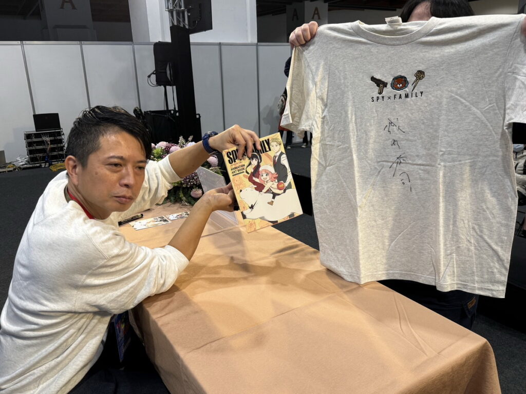 簽名會上粉絲秀出中武先生之前來台簽名T恤
