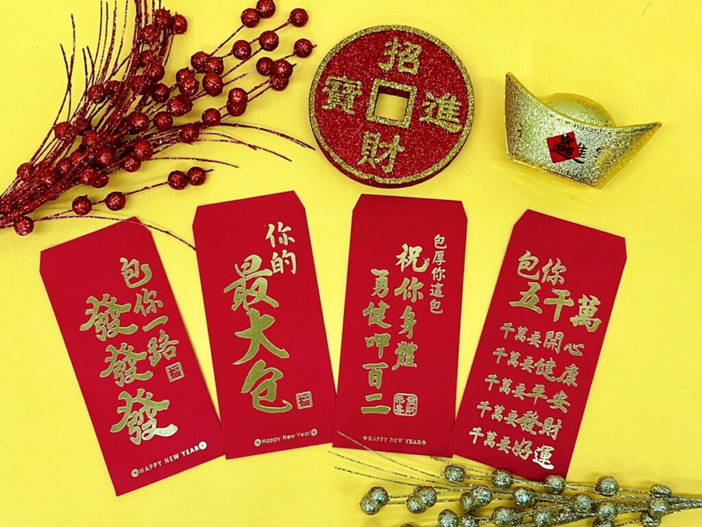 萊爾富推出四款文創趣味紅包袋，以加厚材質的紅底，印上斗大的金色俏皮文字，單包6入NT 40元
