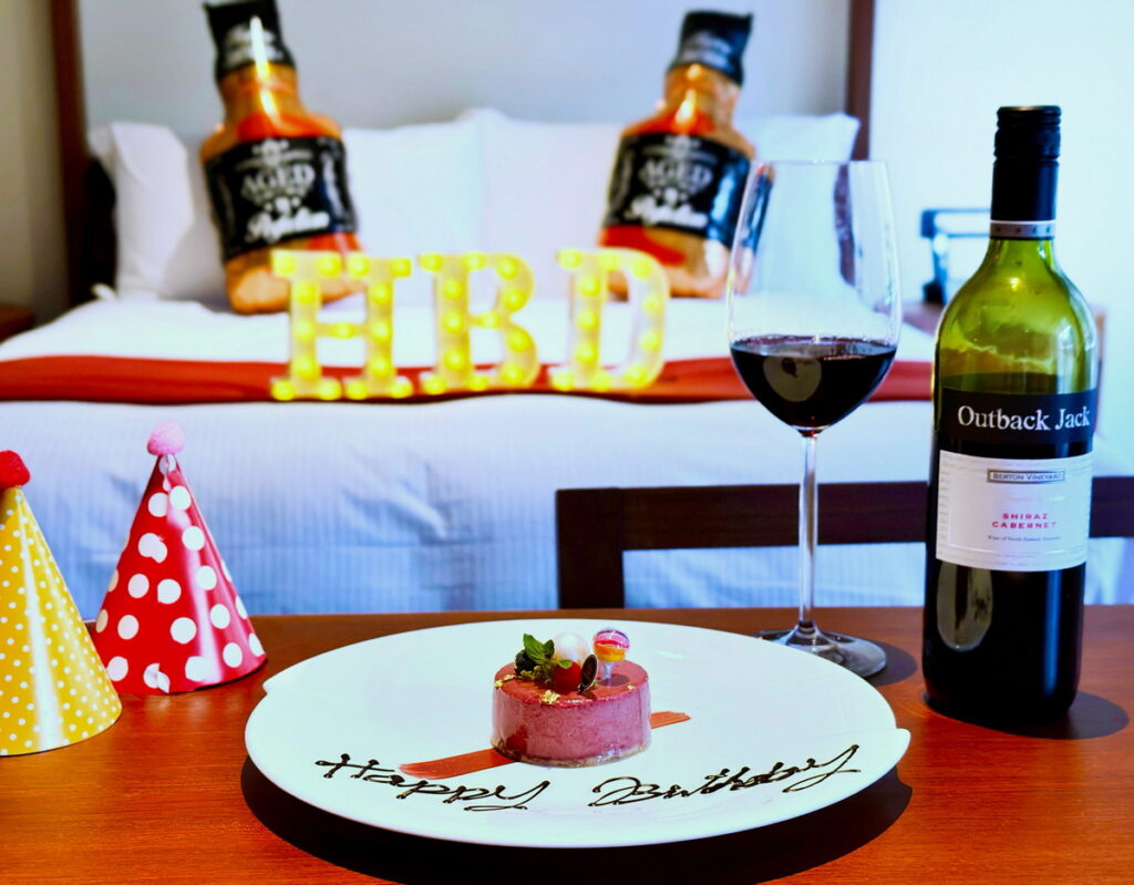 太魯閣晶英酒店為壽星特別準備桑葚莓果慕斯蛋糕，搭配優雅且順口的紅酒一同舉杯慶祝