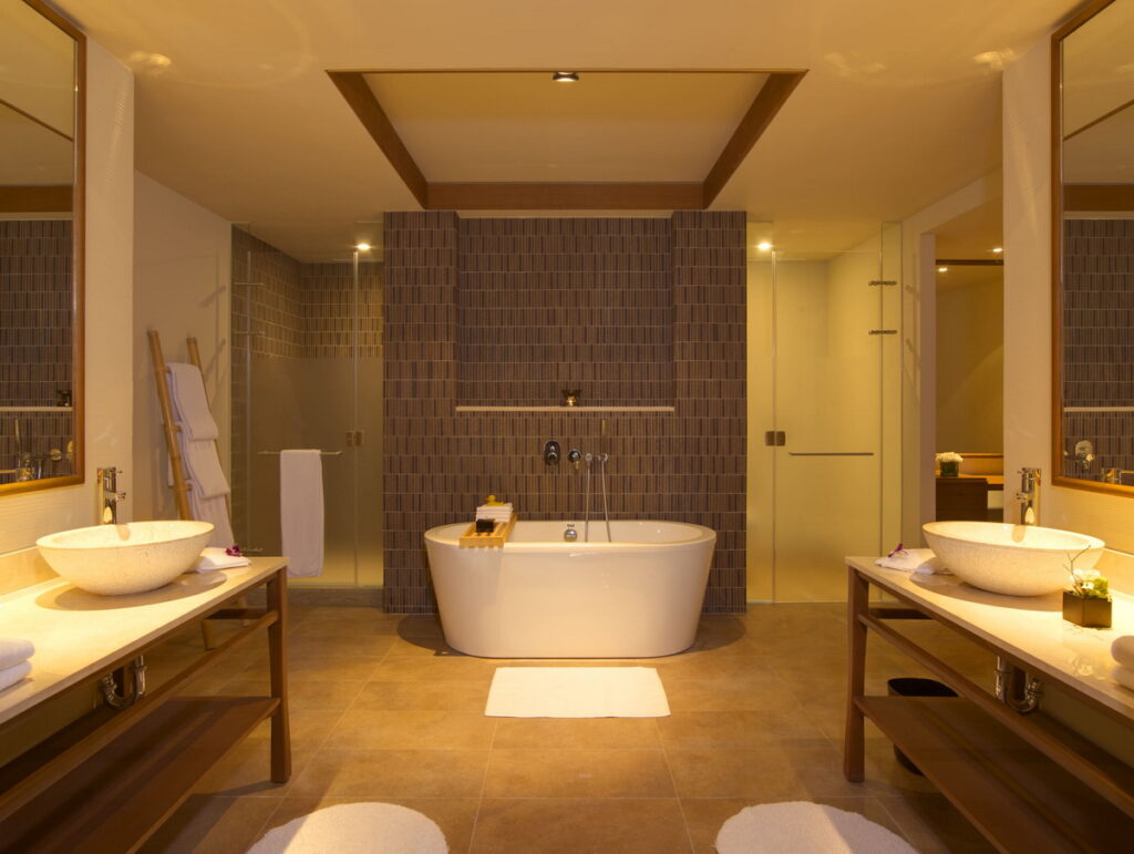 在太魯閣晶英酒店的行館套房內，享受溫暖的泡澡時刻，讓身心靈得到完美釋放