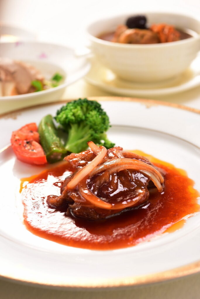 除了龍蝦外，此次的「中式煎牛柳」特選牛菲力部位，以中式茄汁醬拌炒，超對味！（圖／潮品集．潮坊提供）