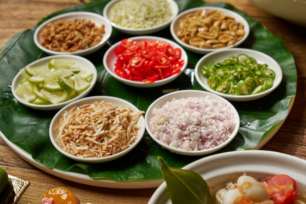 難得一見現身於自助餐台上的泰國傳統開胃前菜「棉康小點」。由多樣天然香料組成，為味蕾帶來驚喜！（台北福華大飯店提供）