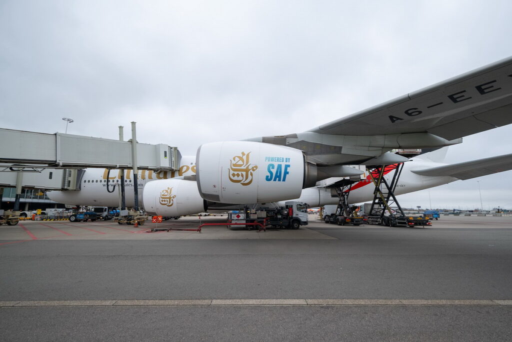 阿聯酋航空去年10月已將SAF整合到杜拜機場的燃油系統並應用於多架航班上；目前，自巴黎、里昂和奧斯陸出發的航班也已開始使用SAF。