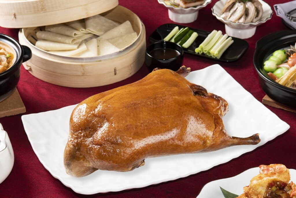 JR東日本大飯店台北凱華樓中華料理的「黃袍北京烤鴨」選用3.3至3.5公斤的櫻桃鴨，完全品嘗烤鴨的原汁原味和師傅的燒烤功夫。除了享用片皮鴨的美味外，饕客也可選擇烤鴨二吃或三吃，