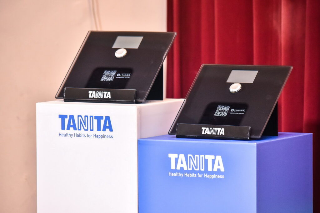 由世界球后戴資穎代言的TANITA體組成計自進入台灣市場以來，穩定與多間大專院校、學生訓練團隊、國手合作設備贊助，提供精準量測的體組成計讓運動選手在精實培訓過程中可以見證身體組成的客觀數據變化，穩定掌握訓練成效與加強重點_TANITA 提供