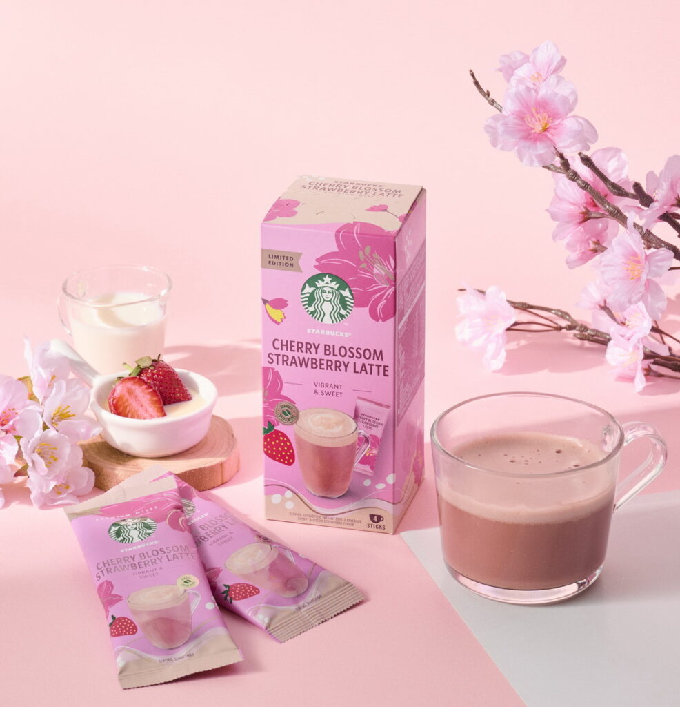 「櫻花草莓風味拿鐵」靈感來自於日本星巴克門市春季限定風味，配方全新升級-迷人的咖啡香氣揉合櫻花氣息與草莓風味奶泡，只需要隨身帶上一包，在哪都能隨時享受專屬自己的春日咖啡時光！