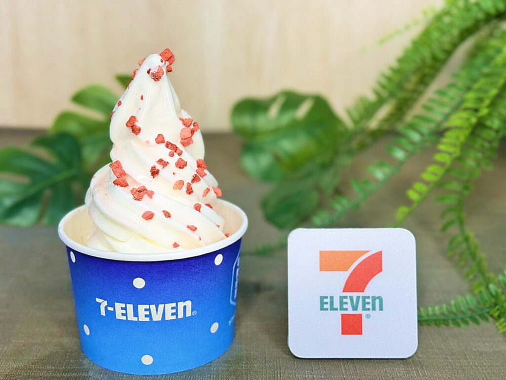 「7-ELEVEN 高雄櫻花季」現場首賣「櫻花莓果可爾必思」口味霜淇淋。