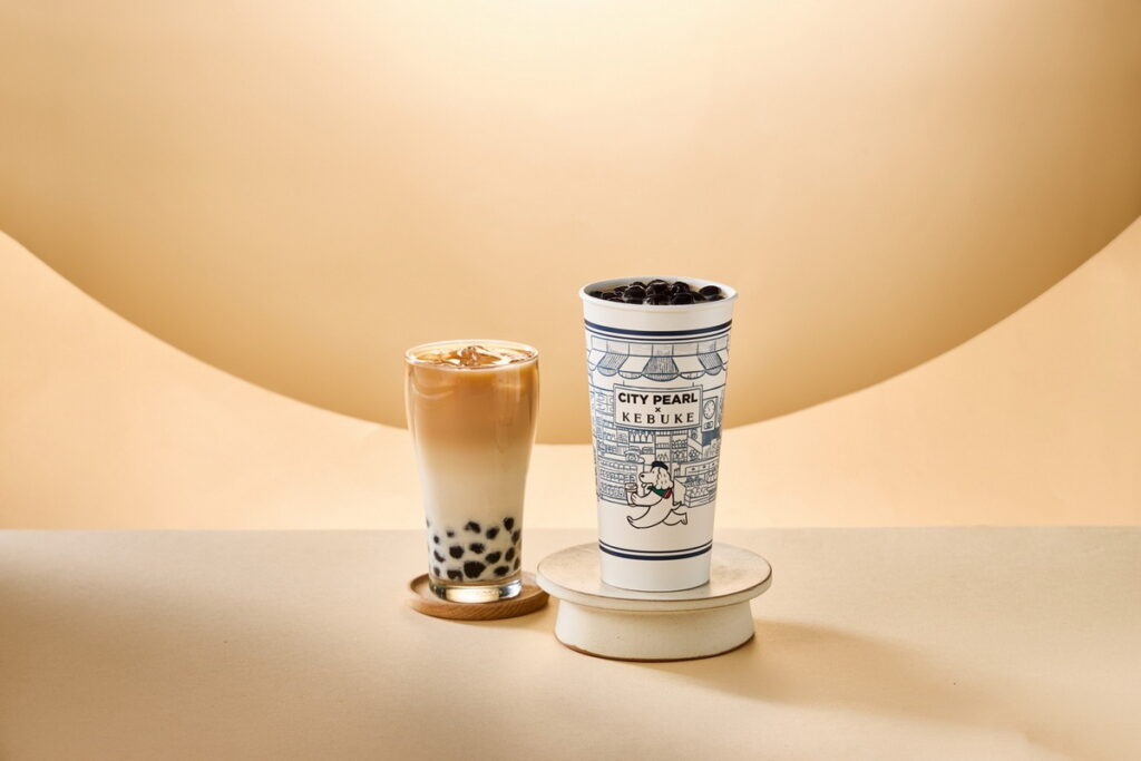 「CITY PEARL冰胭脂紅茶珍珠歐蕾」(特大杯22oz)於逾6,900家門市推出上市嚐鮮價69元(原價75元)。