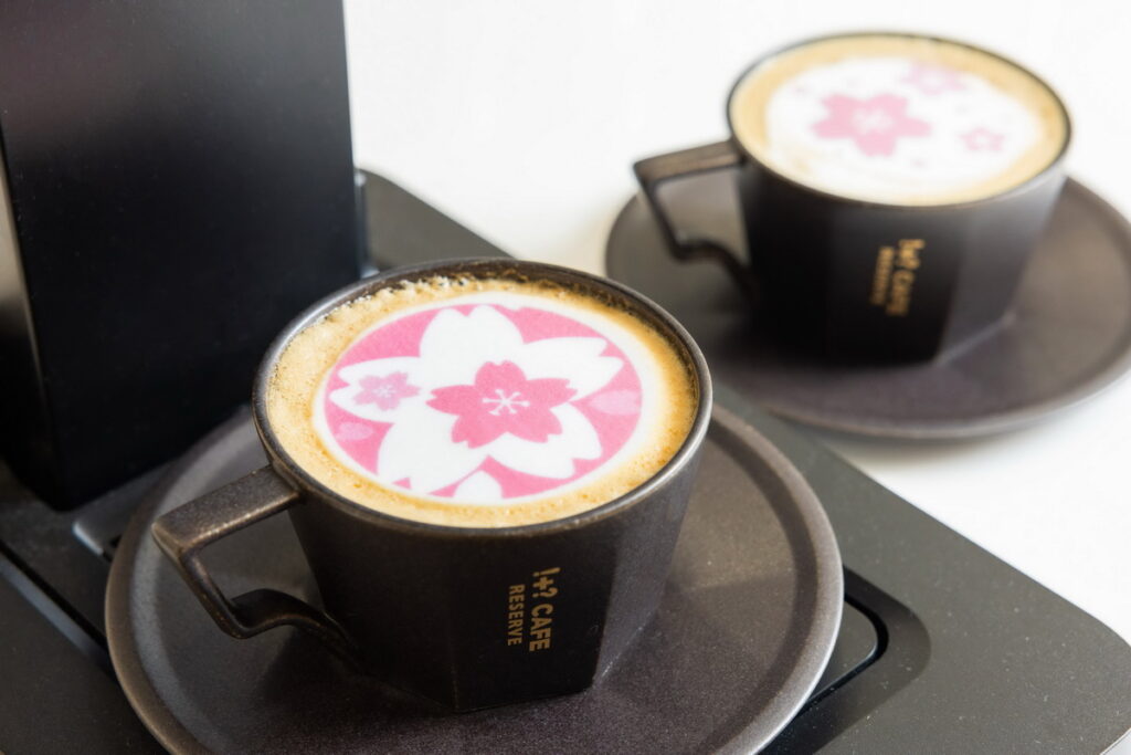 「!+ CAFE RESERVE」不可思議咖啡也推出活動響應，消費者購買不可思議拿鐵系列，皆可免費升級限量粉紅櫻花拉花。