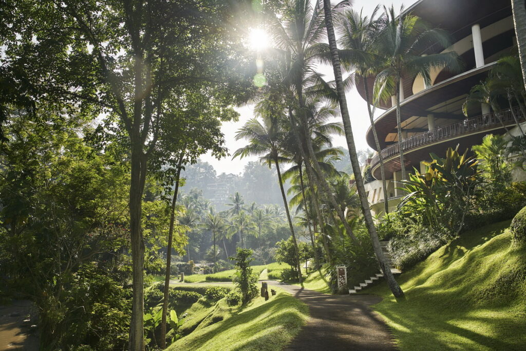 「巴厘島烏布四季度假酒店」有睡眠儀式、瑜珈與 SPA 課程、每間房皆有冥想露臺，讓旅人的所有感官都進入放鬆狀態，並進入美妙夢鄉。(圖片由Booking.com提供)