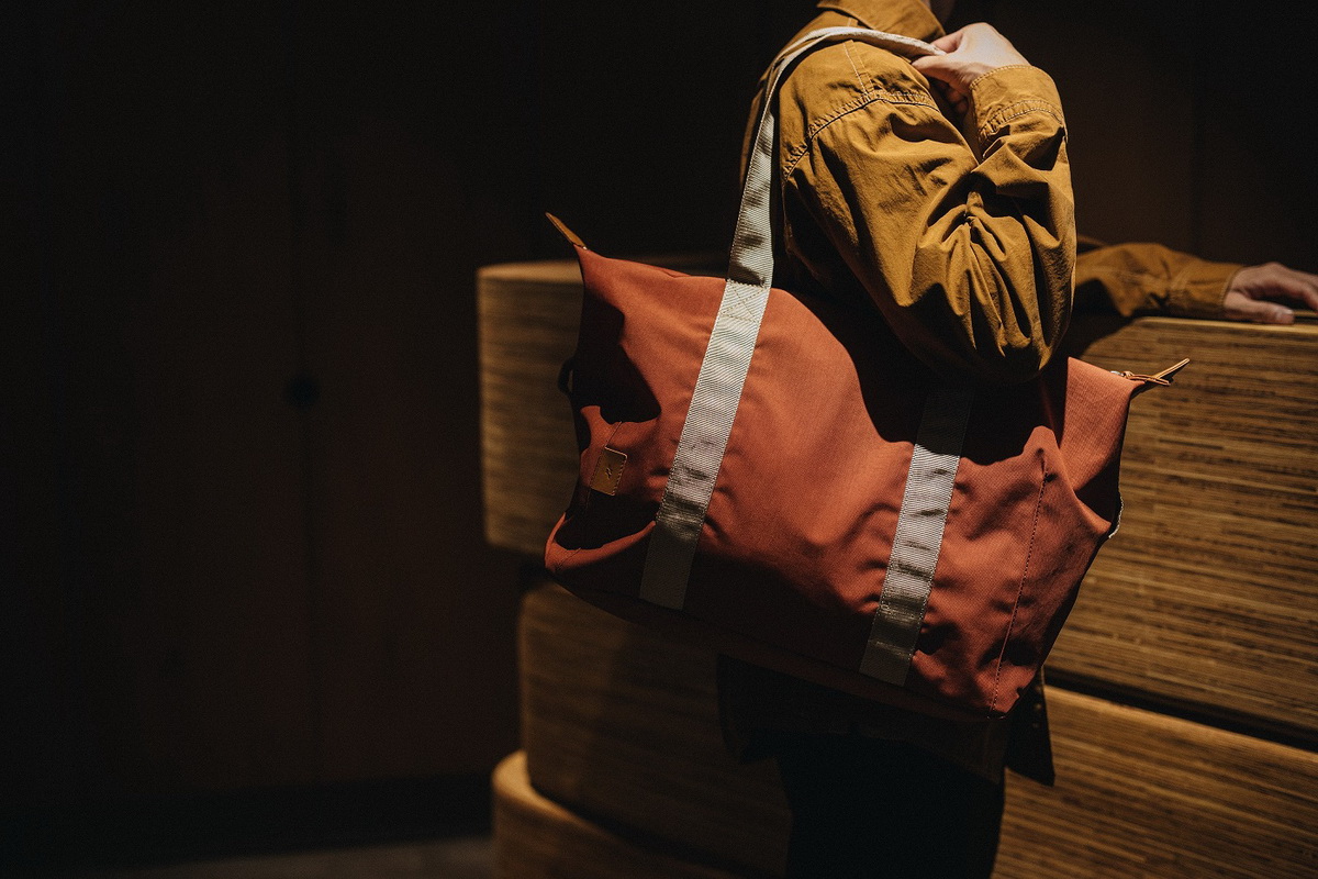 新品Weekender旅行袋於本季再推出新色「赤陶色」