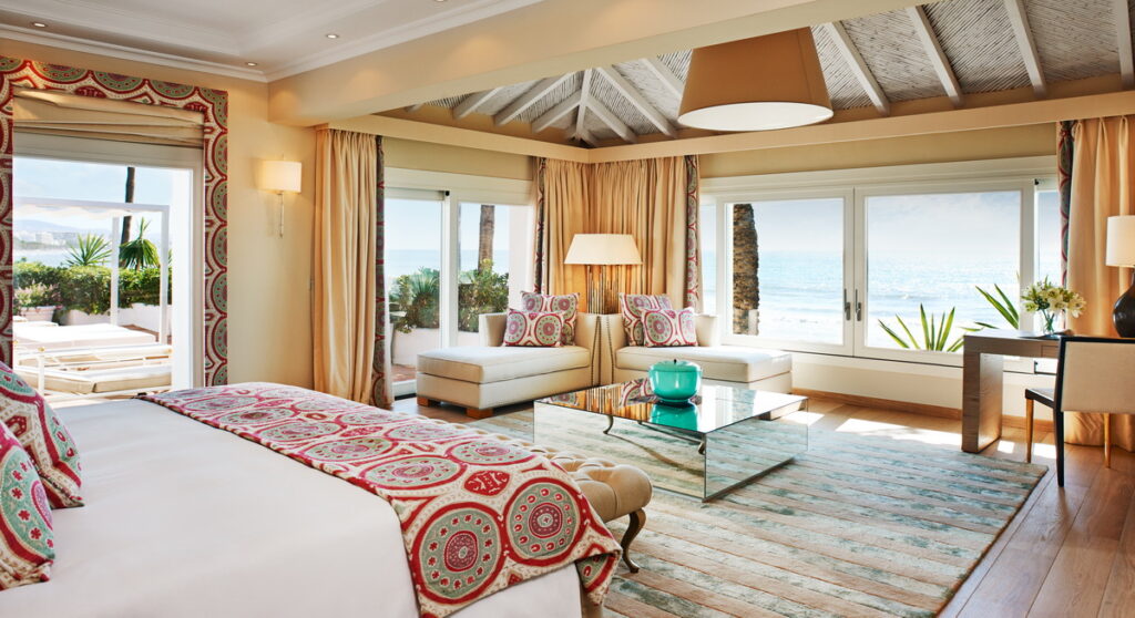 .西班牙馬貝拉「馬貝拉俱樂部高爾夫水療度假酒店」位在絕佳的海濱位置，是旅人夢想中的午睡地點。(圖片由Booking.com提供)