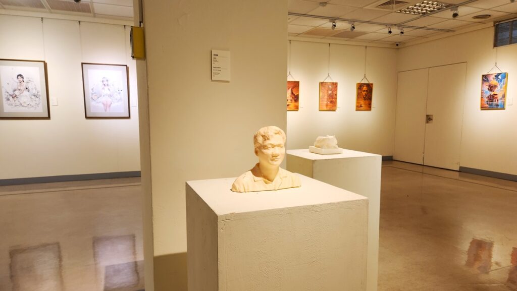朝陽科大視傳系教師聯展「藝無界限」，現場展出3D立體雕塑與AI藝術創作。（圖/陳惠玲攝影）