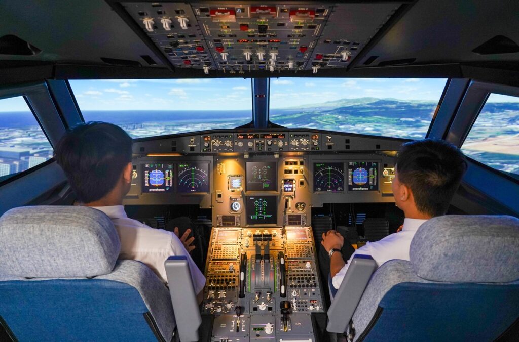 為培育國際航空產業優質人才，朝陽科大斥資千萬引進空中巴士A320模擬機，打造全台首創校園航空城。（圖/朝陽科大提供）
