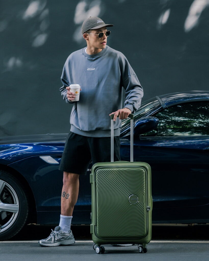 American Tourister經典款CURIO系列以繽紛吸睛和獨特黑膠唱片的外型設計，打造奔放不羈的美式個性旅遊穿搭