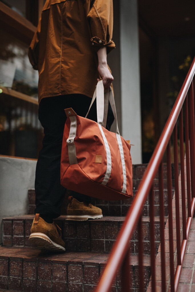 NIRU旅行袋熱烈活力赤陶色 簡約時髦設計一背就時髦！