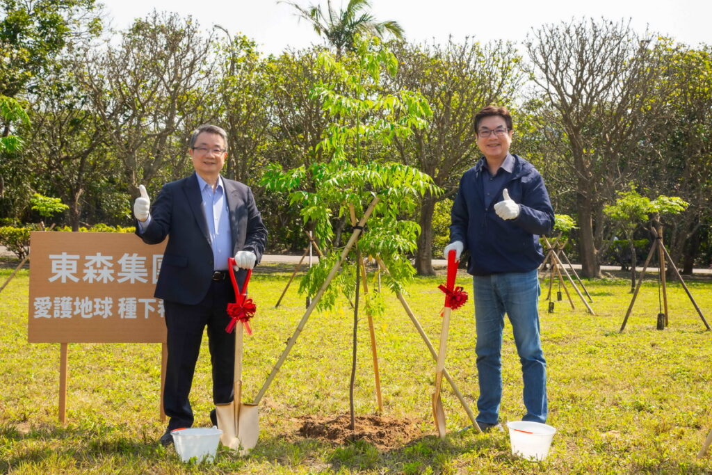 東森集團認養貢寮龍門公園1630坪綠地，新北市副市長劉和然與東森集團副總裁廖尚文一同植樹，以實際行動落實環境永續。（圖／東森集團提供）