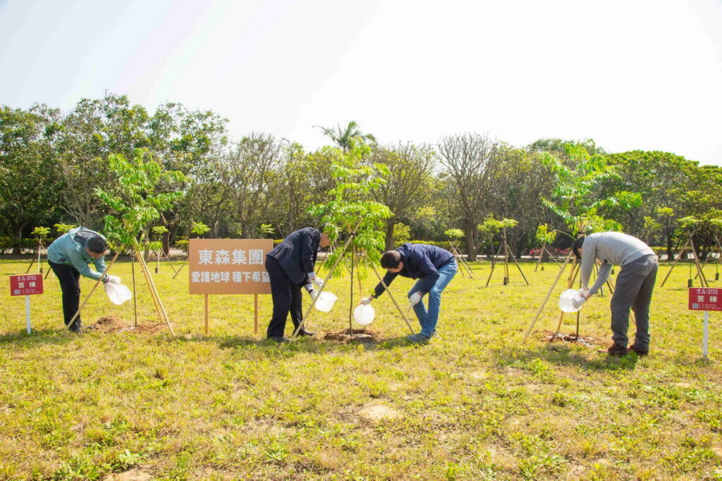 東森集團響應新北市府山海造林計畫，在貢寮龍門運動公園種植110棵樹木。