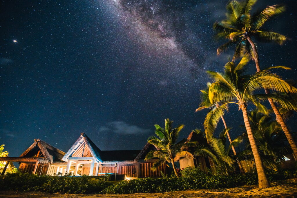 「斐濟第六感度假飯店」聚焦於養生體驗，環境宛如寧靜綠洲，並提供旅客專屬的睡眠休憩環境。(圖片由Booking.com提供)