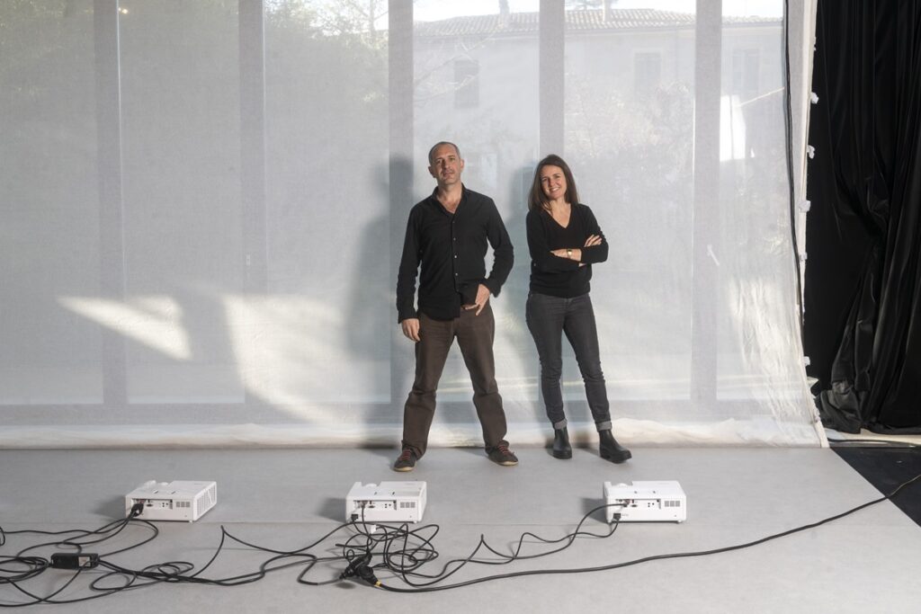 M＆B雙人組╳豪華禮車樂團《晝夜切分點》概念暨藝術指導－雅德里安．孟朵（Adrien Mondot）與克萊爾．巴典涅（Claire Bardainne）（圖/歌劇院提供©Alexa Brunet）
