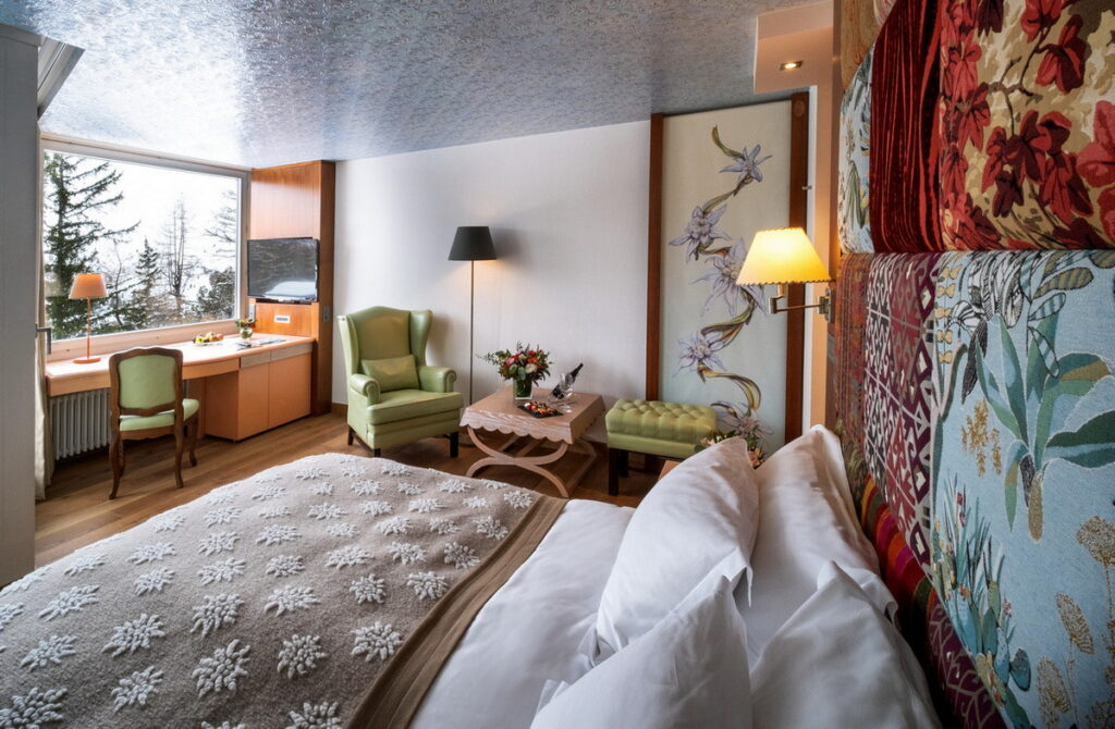 瑞士阿羅薩「楚根山大飯店」精心打造的睡眠管家體驗，讓旅人體驗夜間芳療按摩，同時由管家協助布置最佳的睡眠環境。(圖片由Booking.com提供)