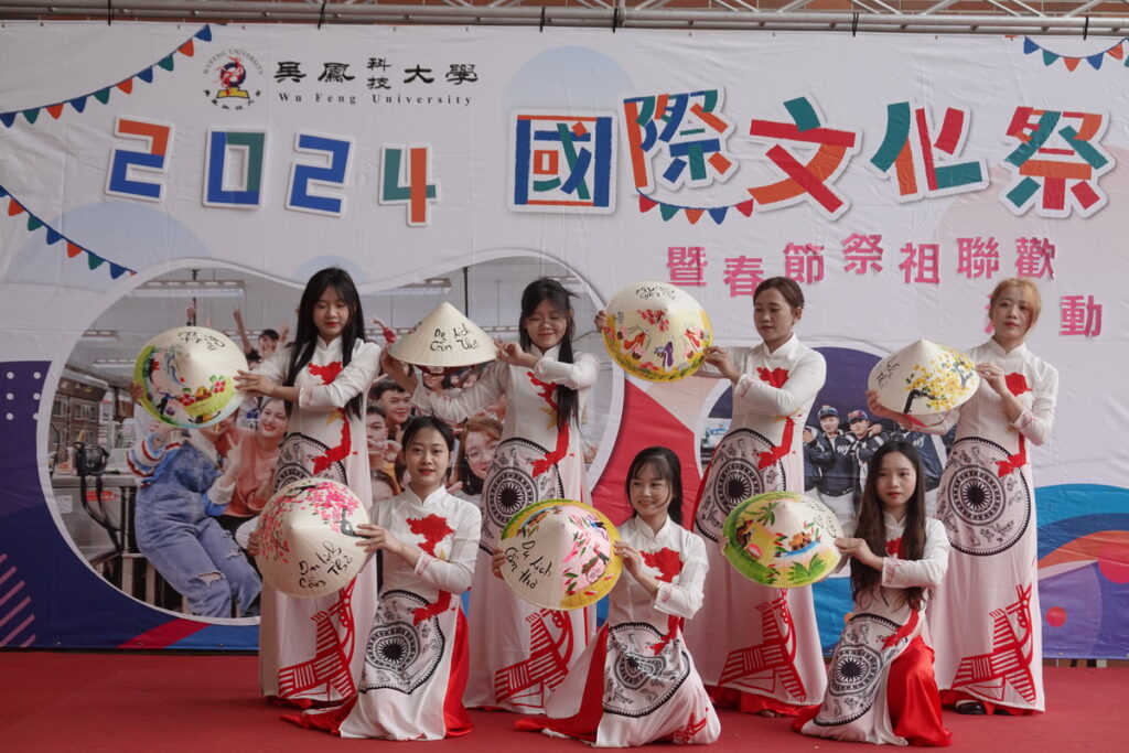 吳鳳科大歡慶59週年慶國際文化祭越南學生也穿上傳統服飾、跳著屬於自己國家的歌舞