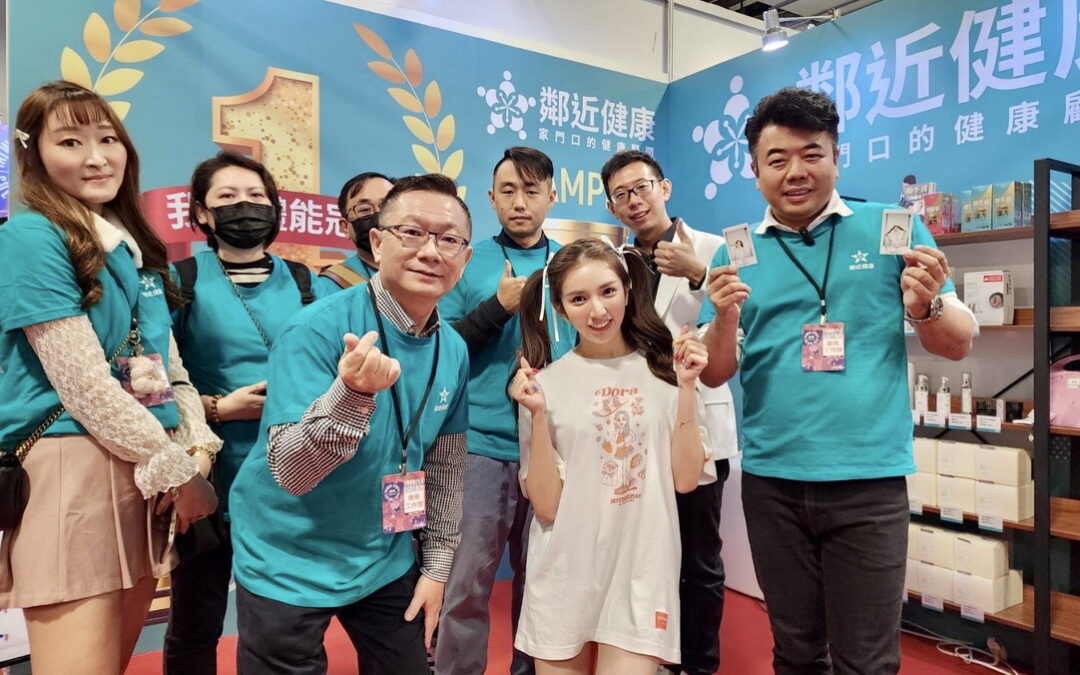 樂天女孩 Dora身披98號新戰袍加持台灣運動文化展，與「鄰近健康」藥師及團隊熱情回應民眾，推動全民健康