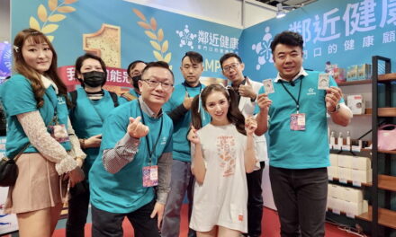 樂天女孩 Dora身披98號新戰袍加持台灣運動文化展，與「鄰近健康」藥師及團隊熱情回應民眾，推動全民健康