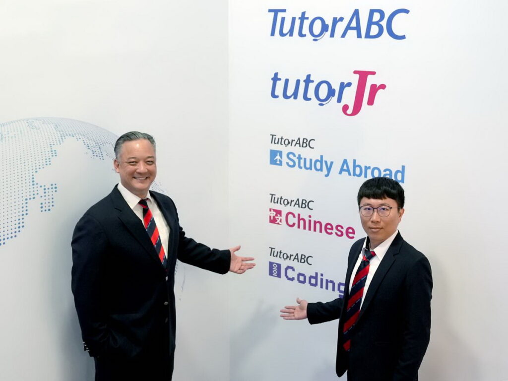 執行長Sam Yang及研發副總Jim Zhong展示TutorABC旗下產品及服務內容。
