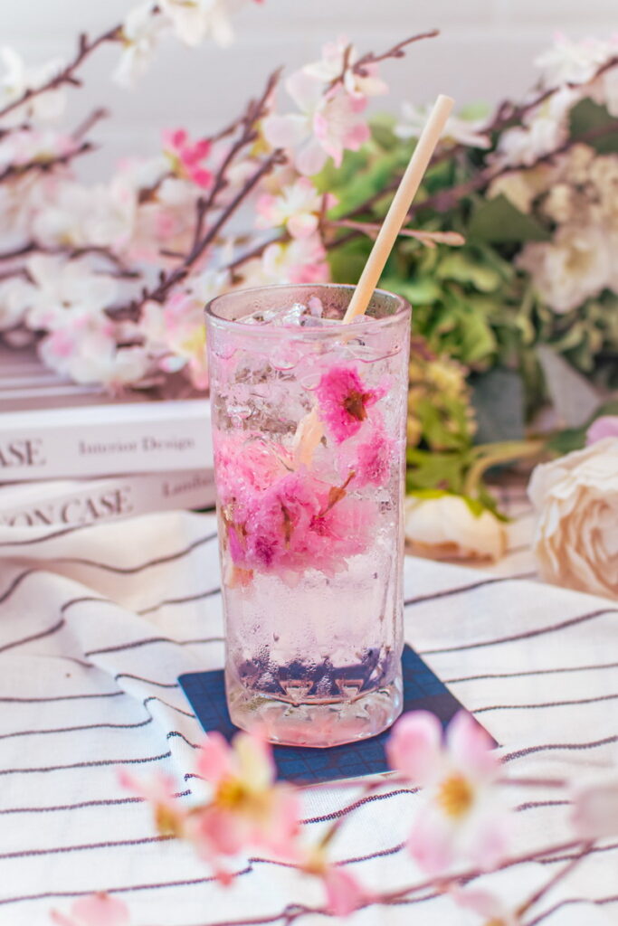 象徵春天的飲品「春櫻」，調酒師使用經典的琴通寧，搭配上滿開的櫻花綻放在