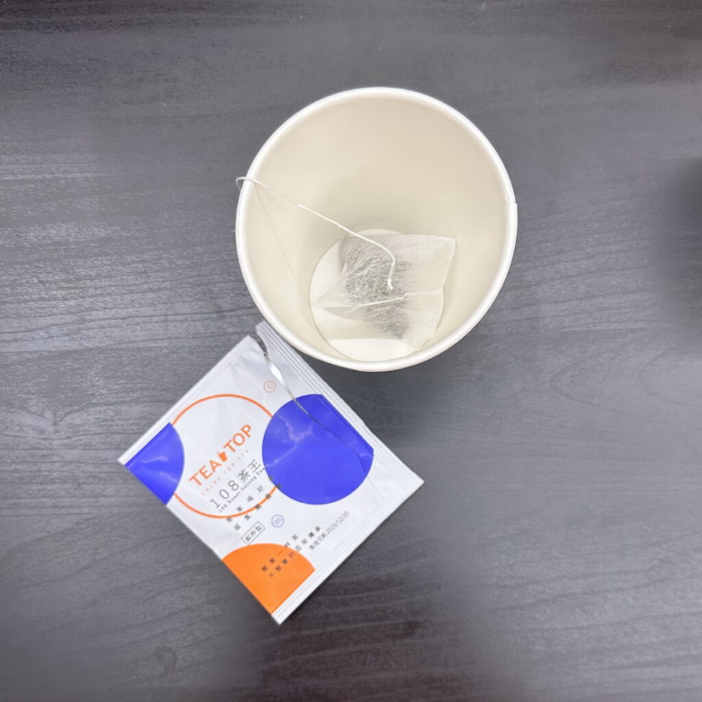 「空氣茶香杯」是將空杯裝入108茶王的三角立體茶包後封杯，讓消費者能自行撕開，隨時沖泡出茶香的體驗樂趣。