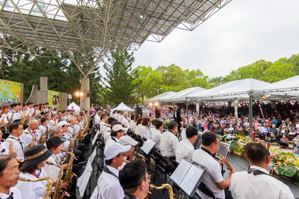 「臺北扶輪薩克斯風團」集結了140多名傑出的企業領袖們合奏「春風吻上我的臉」組曲