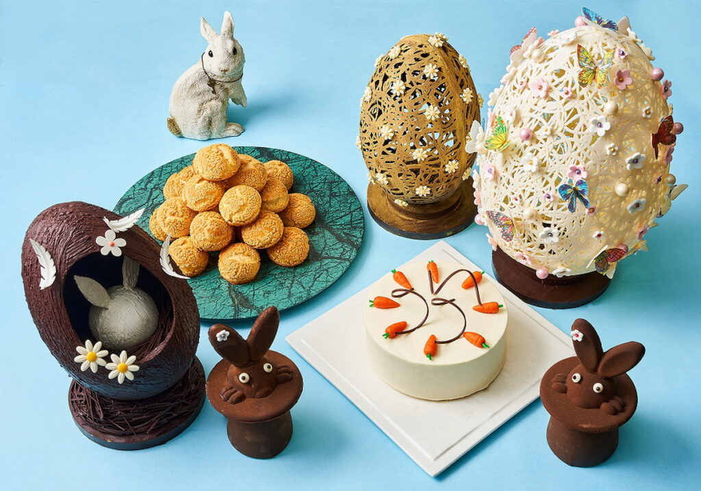 「悅．市集」自助餐廳：復活節以萌兔花園為主題，將甜點餐檯佈置精緻華美的雕花巧克力蛋