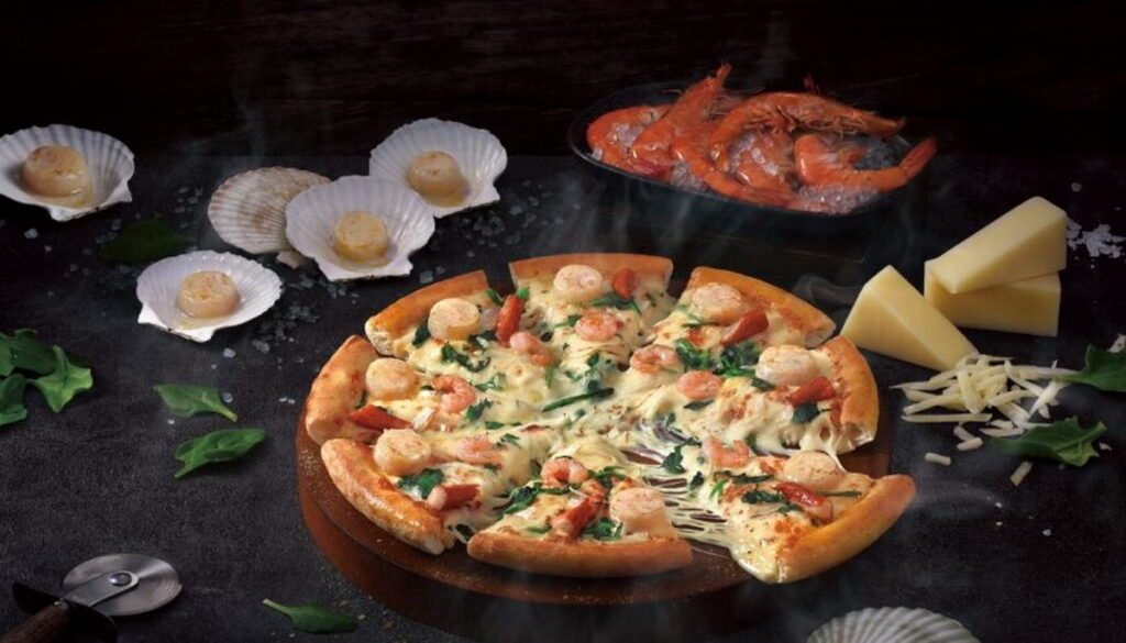 達美樂今日宣布菜單全面升級更新，推出放上8顆大干貝及大白蝦的「極致干貝