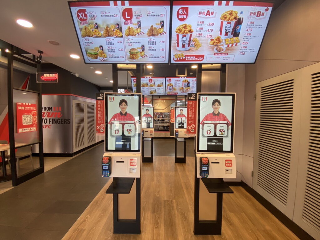 「KFC數位未來店2.0」全新升級「數位迎賓櫃檯」，自助點餐機上導入AI實習店員-卡拉（Kala），以親切友善的態度為顧客介紹當期人氣餐點及適合的加點單品。
