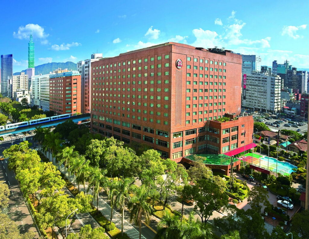 台北福華大飯店位於交通便捷的大安區精華地段(台北福華大飯店提供)