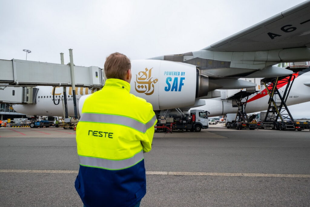 阿聯酋航空本月於阿姆斯特丹史基浦機場正式啟用由合作夥伴納斯特 (Neste) 供應的永續航空燃料 (Sustainable Aviation Fuel, SAF)。