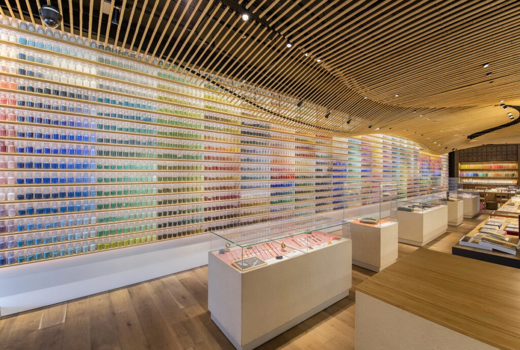 PIGMENT TOKYO備有顏料約4,500色，一罐罐顏料陳列出漸層色彩，十分吸睛。（寺田倉庫提供）
