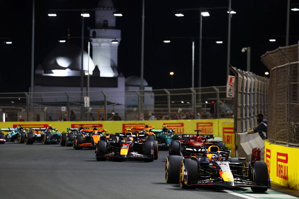 Red Bull車隊的Max Verstappen 駕駛賽車RB20，在F1沙烏地阿拉伯大獎賽領先對手，奪下分站冠軍。（Red Bull 提供）