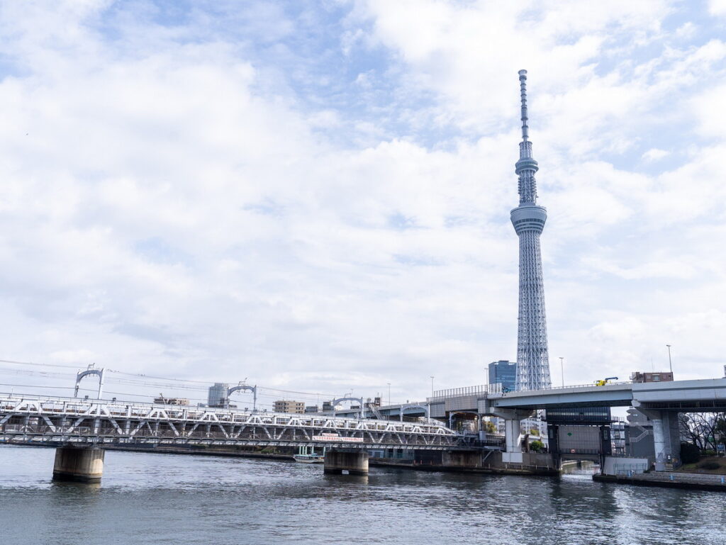  步行在SUMIDA RIVER WALK橋上以最短距離來往淺草及東京晴空塔®之間