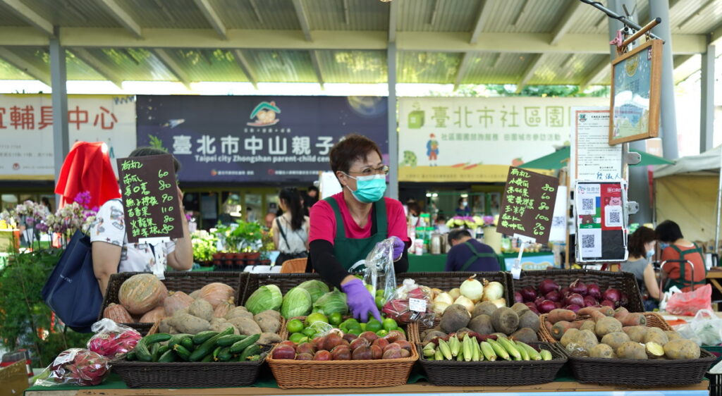 每週展售來自各地好農產地直送的生鮮蔬果