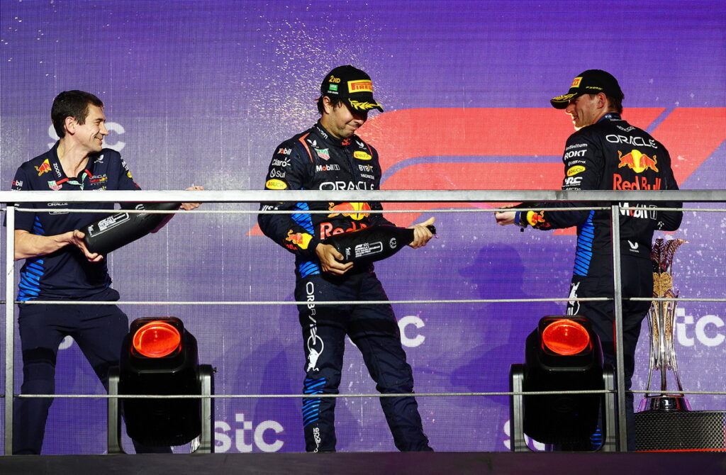 獲得冠軍的Verstappen 與亞軍 Perez一同登上沙烏地阿拉伯大獎賽的頒獎台，與所屬Red Bull車隊共同慶祝勝利。（Red Bull 提供）