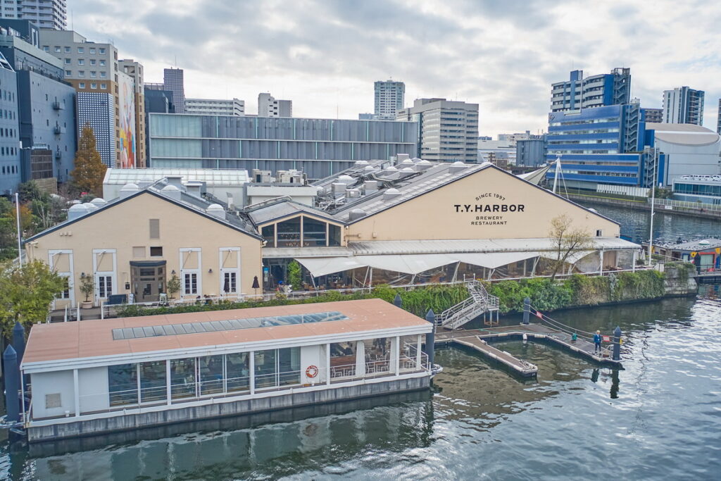 T.Y HARBOR擁有可眺望運河的露天平台座位，以及浮於運河上的水上休閒廳。（東京觀光財團提供）