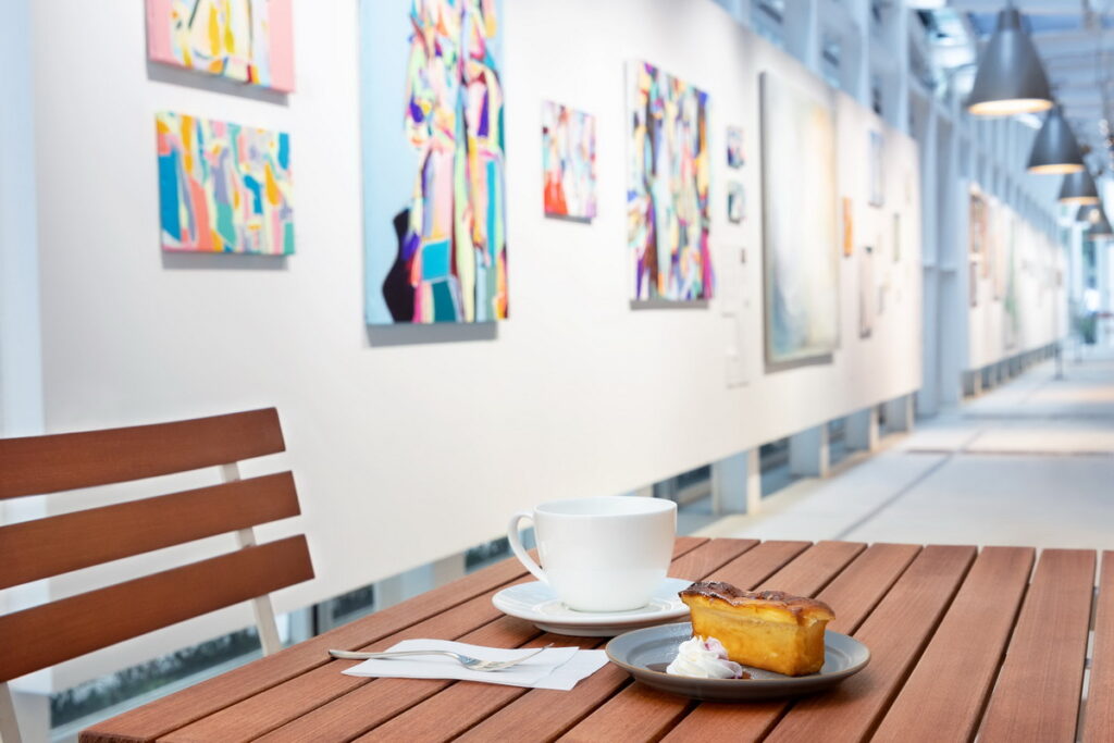 WHAT CAFE融合了藝廊與咖啡廳，展售新一代藝術家們的當代藝術作品。（寺田倉庫提供）
