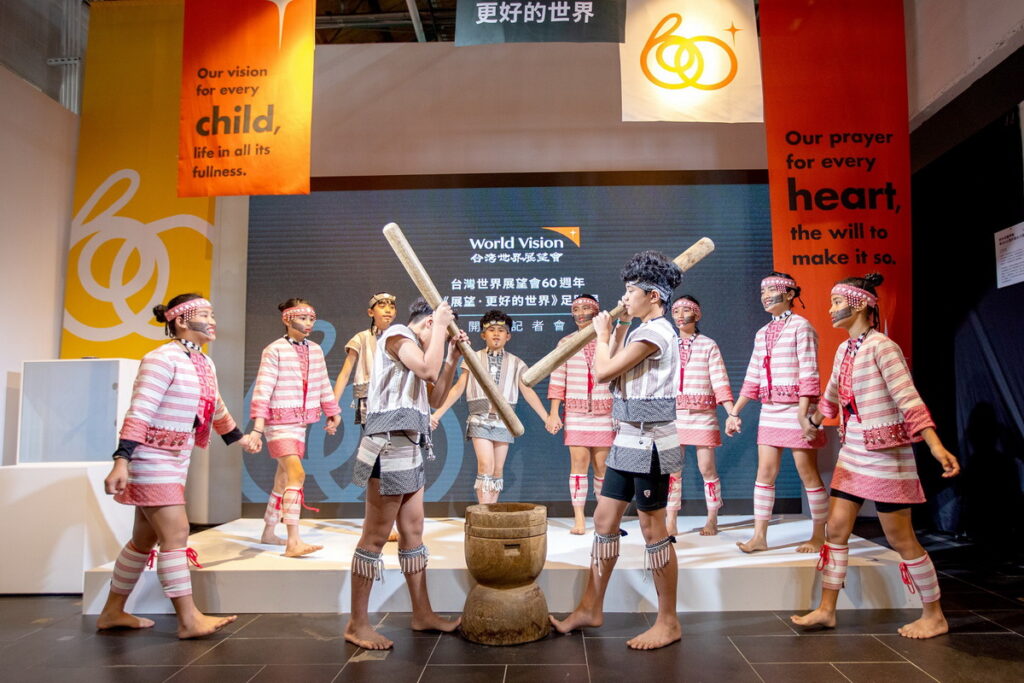 台灣世界展望會培力碧候國小文化隊進行開場表演，透過音樂展現自信及勇氣。