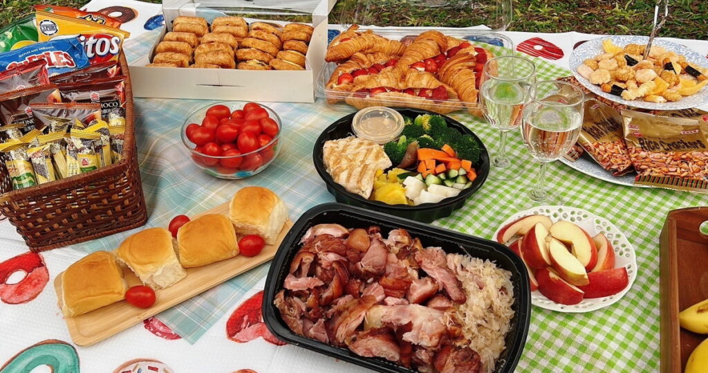網友分享野餐照片，整桌食材都是取自Costco好市多(圖片來源：Costco好市多情報站)